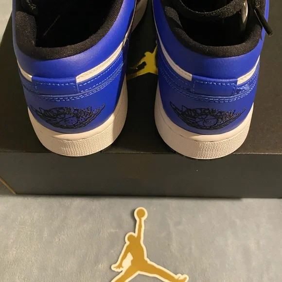 AIR JORDAN 1LOW(GS) size 6y - Picture 5 of 8